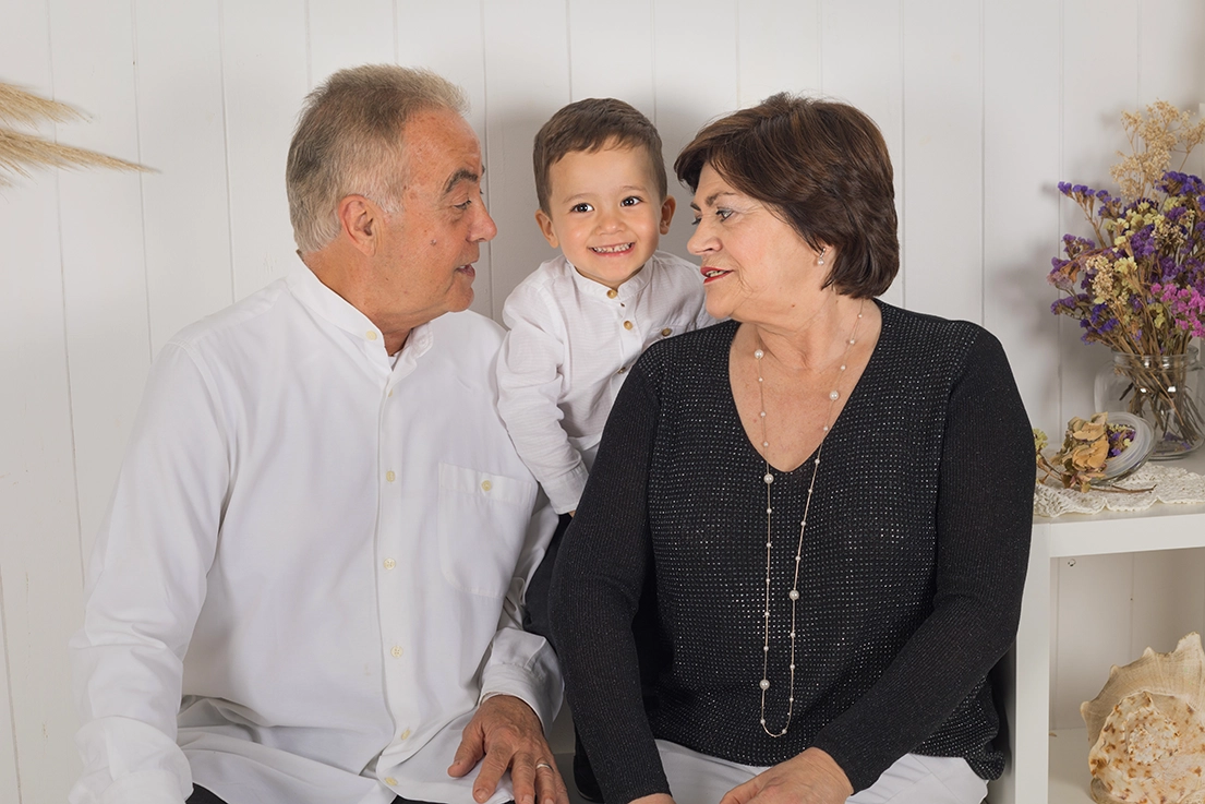 fotografia-con-abuelos sesiones-abuelos-bizkaia fotografia-abuelos-bilbao fotografia-abuelos-leioa fotografia-abueloserandio fotografia-abuelos-getxo fotografia-abuelos-erandio
