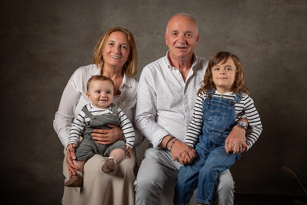 fotos-con-abuelos-bizkaia sesiones-de-fotos-con-amama-en-bizkaia fotos-de-familia-bizkaia reportaje-de-fotos-con-abuelos-bilzkaia reortaje-de-fotos-con-amama-y-aitite-bizkaiafotografia-con-abuelos-bizkaia fotografia-con-abuelos-leioa fotografia-con-abuelos-bilbao