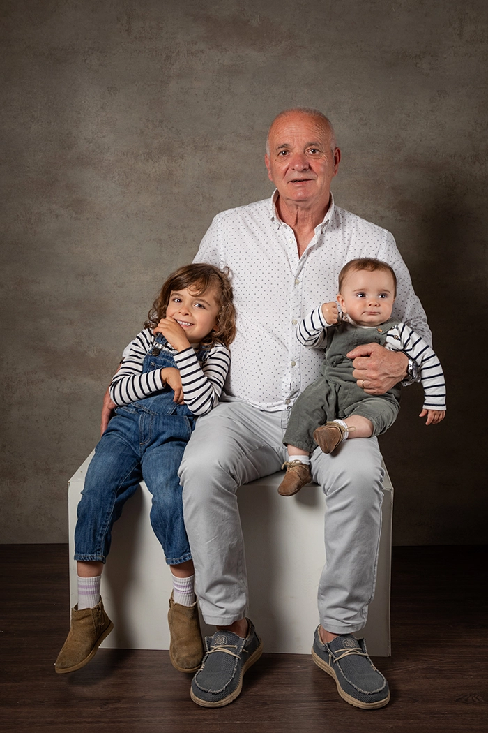 fotos-con-amama fotos-con-abuelos-bizkaia sesiones-de-fotos-con-amama-en-bizkaia fotos-de-familia-bizkaia reportaje-de-fotos-con-abuelos-bilzkaia reortaje-de-fotos-con-amama-y-aitite-bizkaiafotografia-con-abuelos-bizkaia fotografia-con-abuelos-leioa fotografia-con-abuelos-bilbao