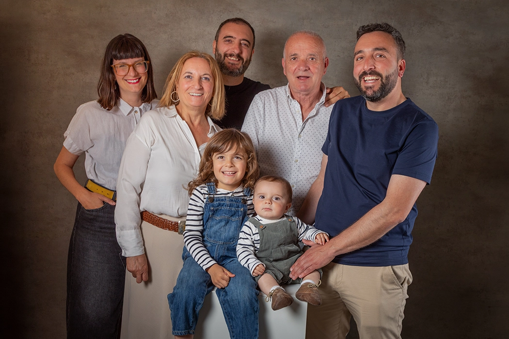 fotos-con-amama fotos-con-abuelos-bizkaia sesiones-de-fotos-con-amama-en-bizkaia fotos-de-familia-bizkaia reportaje-de-fotos-con-abuelos-bilzkaia reortaje-de-fotos-con-amama-y-aitite-bizkaiafotografia-con-abuelos-bizkaia fotografia-con-abuelos-leioa fotografia-con-abuelos-bilbao
