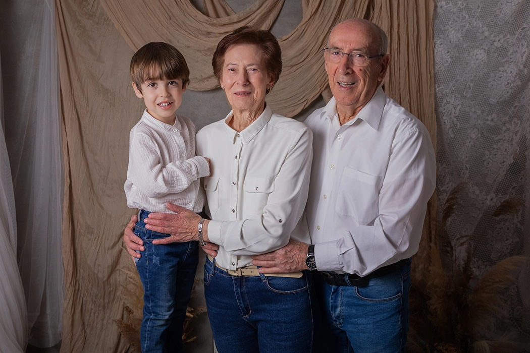 fotos-con-abuelos-bizkaia sesiones-de-fotos-con-amama-en-bizkaia fotos-de-familia-bizkaia reportaje-de-fotos-con-abuelos-bilzkaia reortaje-de-fotos-con-amama-y-aitite-bizkaiafotografia-con-abuelos-bizkaia fotografia-con-abuelos-leioa fotografia-con-abuelos-bilbao