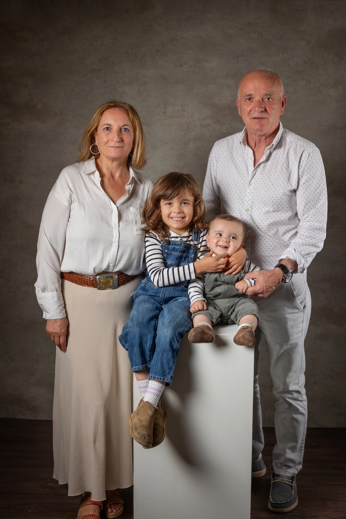 fotos con los abuelos bizkaia fotos-con-abuelos-bizkaia sesiones-de-fotos-con-amama-en-bizkaia fotos-de-familia-bizkaia reportaje-de-fotos-con-abuelos-bilzkaia reortaje-de-fotos-con-amama-y-aitite-bizkaiafotografia-con-abuelos-bizkaia fotografia-con-abuelos-leioa fotografia-con-abuelos-bilbao