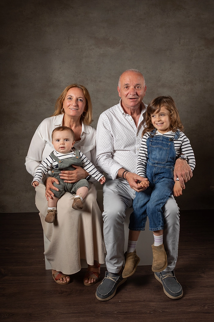 fotos con los abuelos bizkaia fotos-con-abuelos-bizkaia sesiones-de-fotos-con-amama-en-bizkaia fotos-de-familia-bizkaia reportaje-de-fotos-con-abuelos-bilzkaia reortaje-de-fotos-con-amama-y-aitite-bizkaiafotografia-con-abuelos-bizkaia fotografia-con-abuelos-leioa fotografia-con-abuelos-bilbao