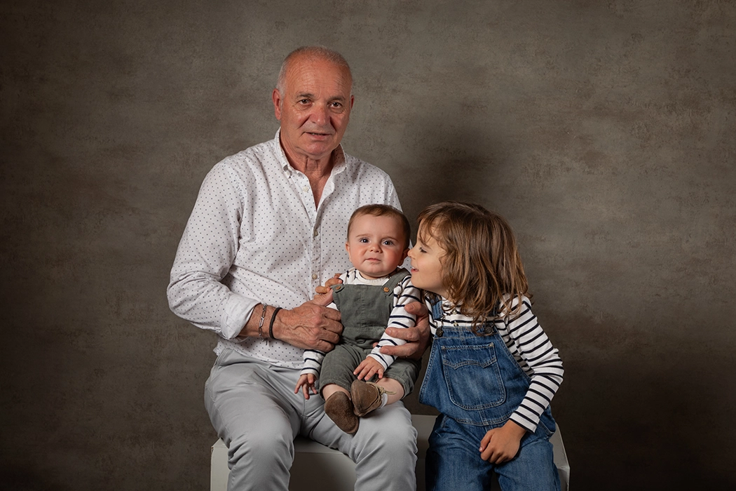 fotos con los abuelos bizkaia fotos-con-abuelos-bizkaia sesiones-de-fotos-con-amama-en-bizkaia fotos-de-familia-bizkaia reportaje-de-fotos-con-abuelos-bilzkaia reortaje-de-fotos-con-amama-y-aitite-bizkaiafotografia-con-abuelos-bizkaia fotografia-con-abuelos-leioa fotografia-con-abuelos-bilbao